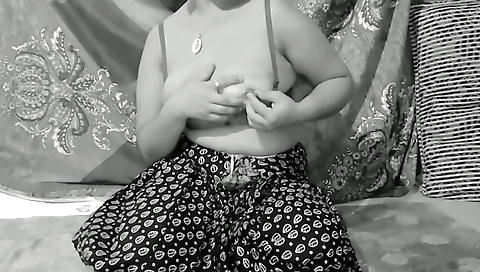 Indian woman is having some fun with her boyfriend on webcams