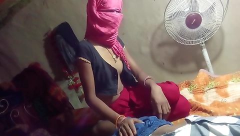 Indian cookwife shows her in the oldest house with her black hair