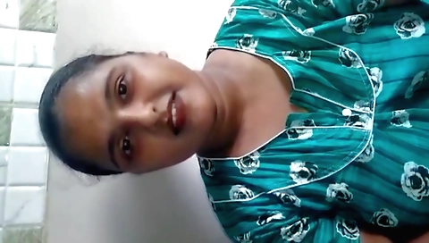 Indian hottie shows her big booty in an amateur porn