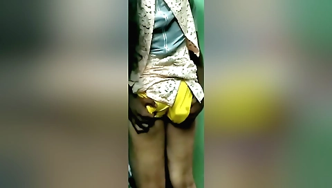 Indian amateur webcam video with a hot brunette girl