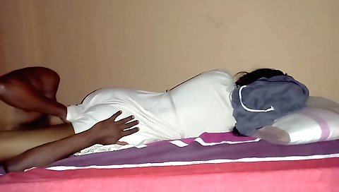 Indian camgirl makes homemade video with naked action