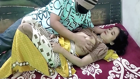 Indian girl shows off her body in a hot hd porn video