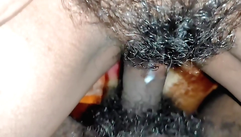 Amateur hairy sex video showing hot pussy of a teen