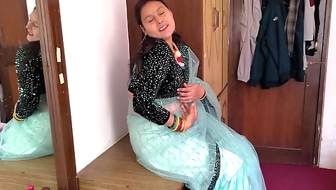 Indian girl is with a big butt showing off on the cam