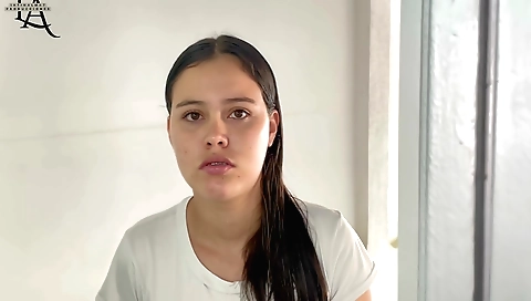 Brunette girl fucks a sexy repatidora in the shipping video