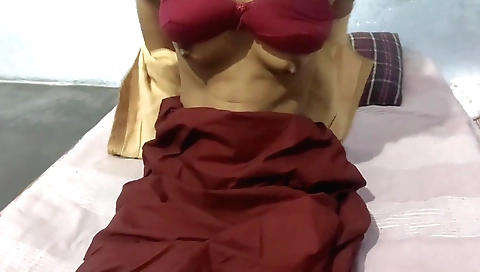 Indian amateur chick with natural tits has sex in bed