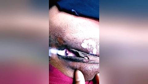 Indian chick shows off her big booty on a homemade cam