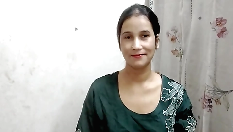 Muslim chick loves flirting and making love to herself