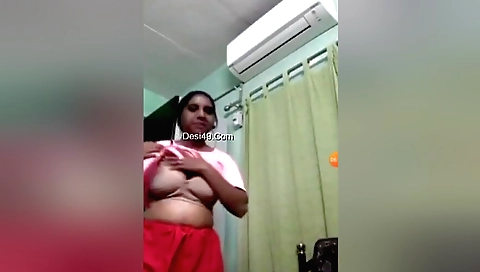 Today Exclusive- Sexy Bhabhi Showing Boobs On Video Call