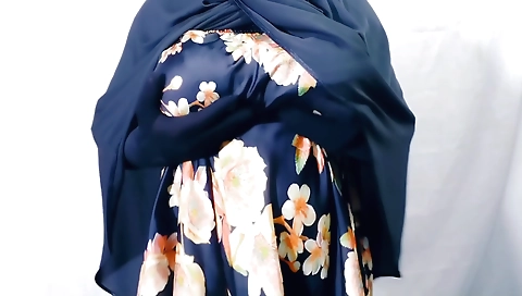 Indian woman is masturbating in her house on camera