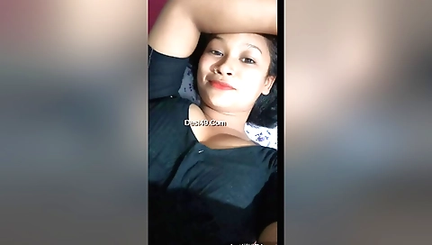 Boudi with a sexy body is showing off her boobs on webcam