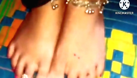 Indian girlfriend spends time in her old boyfriend's bed