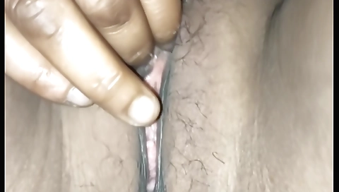 Indian solo female makes her pussy masturbate in the bed