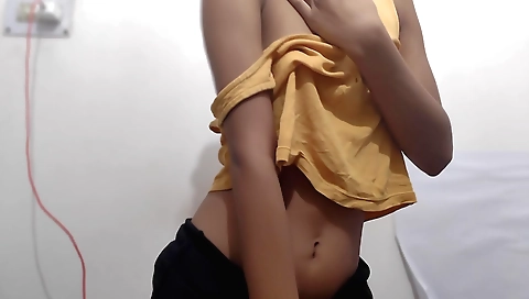 Solo amateur video in which a girl has fun with her fingers