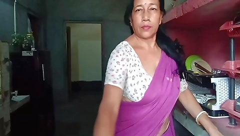 Indian milf with a beautiful face makes a solo video