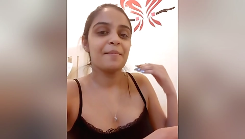 Indian stripper shows off her body on a solo webcam clip
