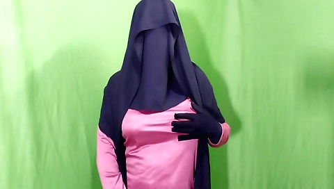 Indian housewife masturbates and bangs in homemade video