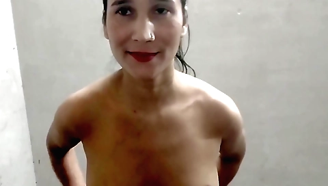 Sexy amateur indian solo video shows her getting wet