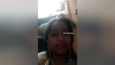 Indian brunette shows off her sexy body in a solo vid