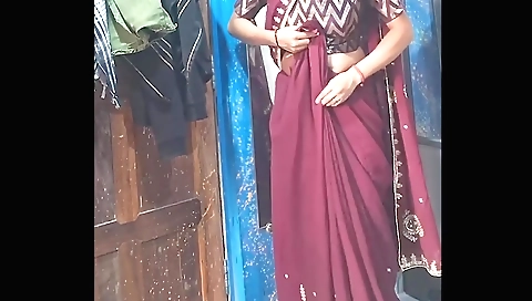 Indian amateur solo girl fucks herself in the backyard