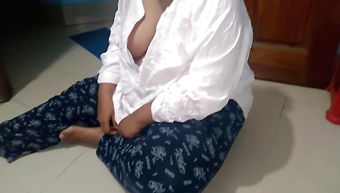 Indian amateur chick in her sexy lingerie masturbates