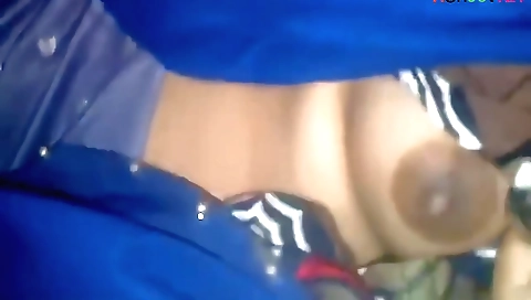 Indian amateur girl fucks herself in a solo porn clip