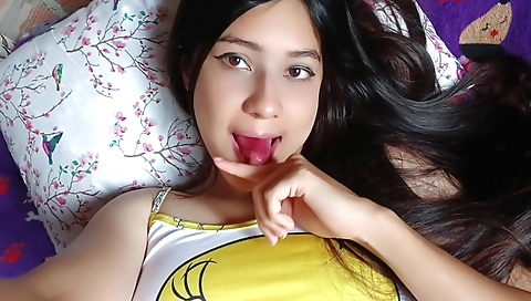 Indian solo video of a sexy girl playing with her pussy