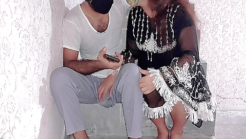 Indian girl has a great ass and face in a hot video