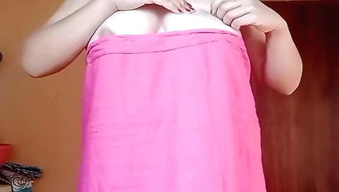 Indian amateur girl gets horny in a bed and slides in