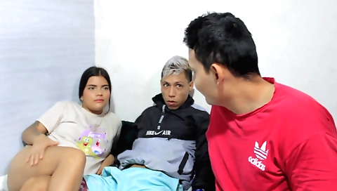 Latina en pelmonica en la casa de su amigo de hermanastro