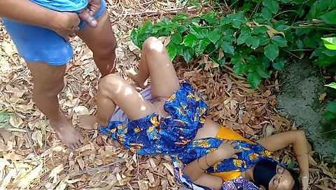 Indian amateur in outdoor clothes got her pussy fucked