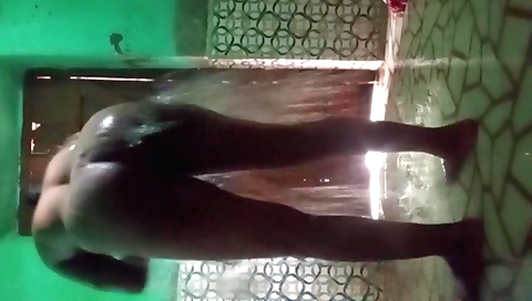 Indian amateur beauty shows off her sexy body in the bathroom