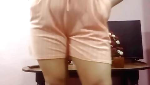 Chick gives a handjob to her lover in amateur video