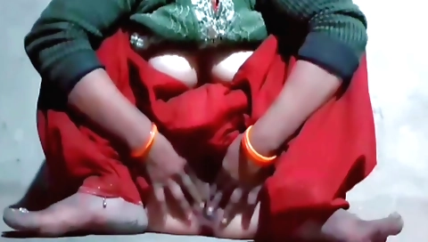 Indian hottie has a hairy pussy with her in a solo video