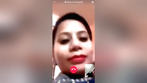 Amateur brunette video with her sexy body on webcam