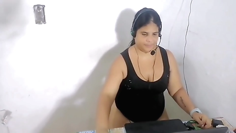 Amateur milf with a large ass and a perfect body is playing alone