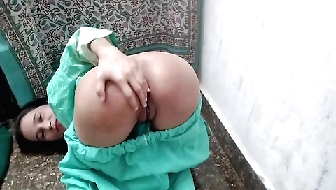 Hot solo video of a sexy indian babe with a shaved pussy