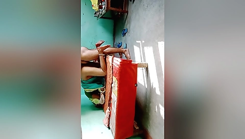 Kinky indian woman fucks her boyfriend at the bath