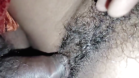 Creampied amateur hairy MILF in homemade creampie video