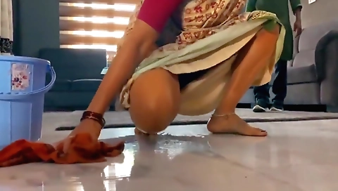 Indian brunette gets her pussy licked by a big cock