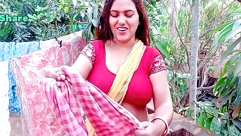 Tamil has a great time with her neighbors in this outdoor solo video