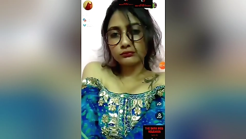 Busty brunette babe shows off her ass and tits 0498