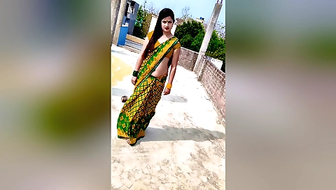 Amateur girlfriend shows her nude body in the forest