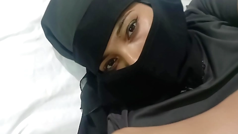 Indian milf gives a blowjob and creampie on her shaved pussy