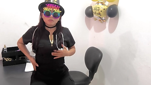 amateur brunette solo female video with nice buttocks