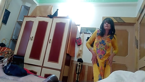 Sexy indian babe shows her ass in amateur video 0483