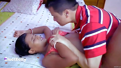 Brunette babe shows off her sexy body on the camera